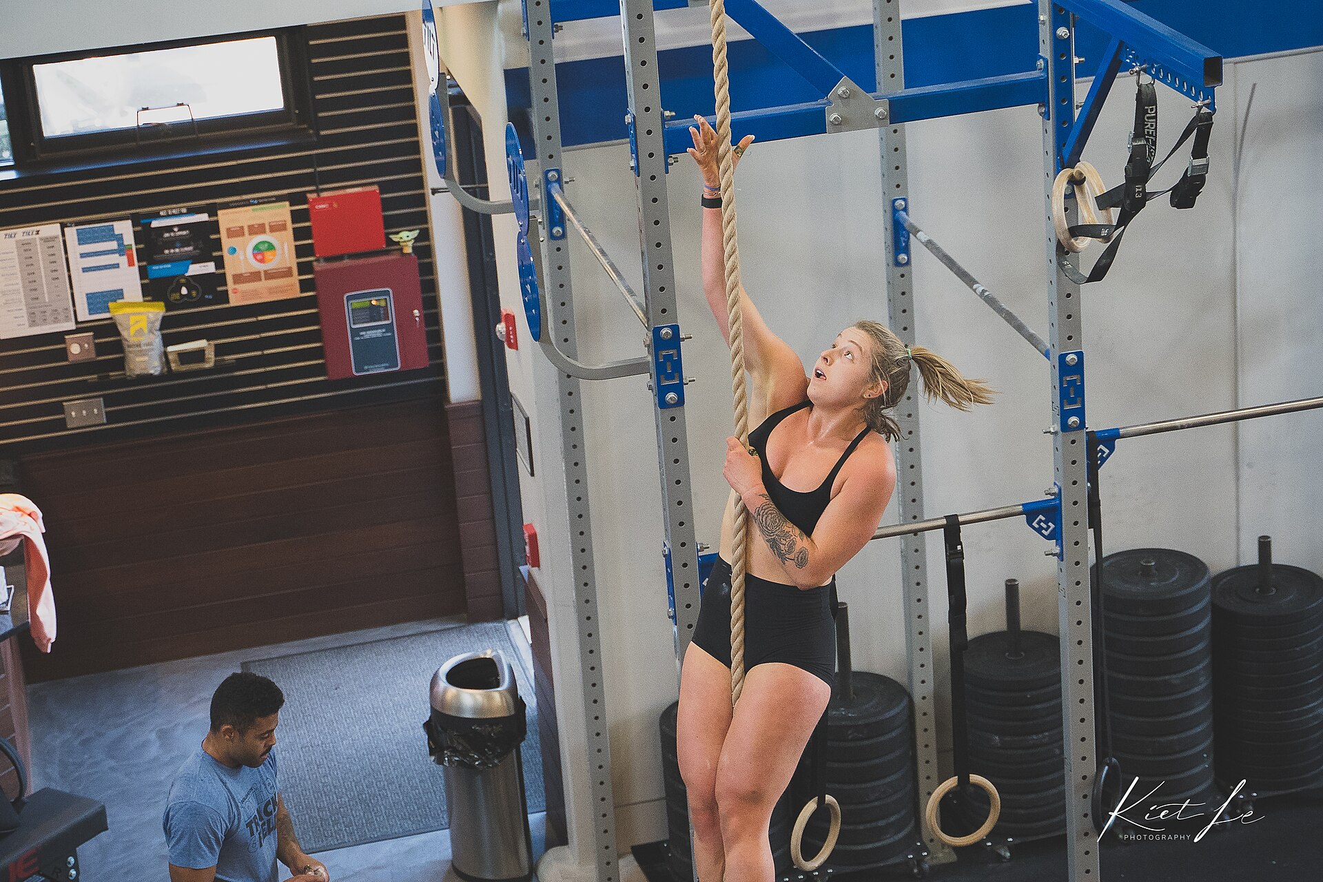 Clase grupal de CrossFit en pleno esfuerzo